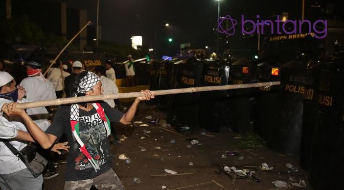 Demo damai 4 November  berakhir ricuh  | foto : Bambang E. Ros