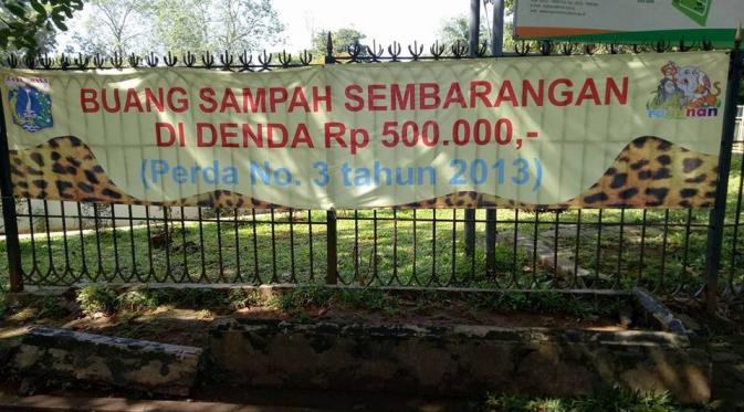 Kesalahan berbahasa di sebuah tempat wisata di Jakarta. Kata didenda yang seharusnya disambung malah ditulis di denda.
