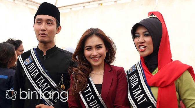 Bahagia menerima kedudukan sebagai 'Artis Duta Pajak Kota Depok', Ayu Ting-Ting tiada henti melemparkan senyum ke sekitar. Di foto ini Ayu berdiri di antara pasangan Duta Taat Pajak Kota Depok 2016. (Nurwahyunan/Bintang.com)