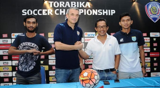 Persela realistis saat harus berhadapan dengan Arema di Stadion Kanjuruhan, Malang, Minggu (6/11/2016). (Bola.com/Iwan Setiawan)