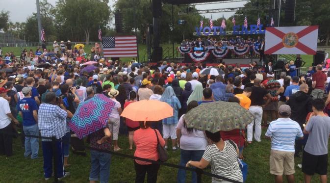 Di Tengah Rintik Hujan, Hillary 'Pamer' Keberhasilannya (Liputan6.com/Andreas Geri Tuwo)