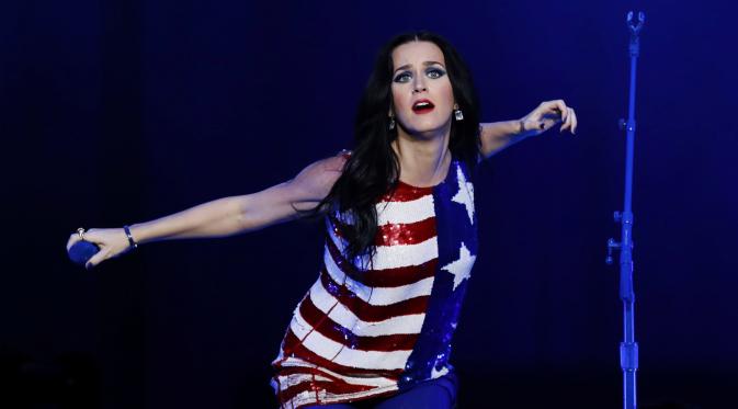 Aksi panggung Katy Perry saat tampil dalam kampanye calon presiden dari Partai Demokrat, Hillary Clinton di Philadelphia, Pennsylvania, AS (5/11). Katy Perry memang dikenal sebagai salah satu pendukung setia Hillary Clinton. (Reuters/Lucas Jackson)