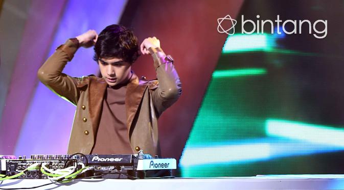 Al Ghazali saat beraksi sebagai DJ. (Nurwahyunan/Bintang.com)