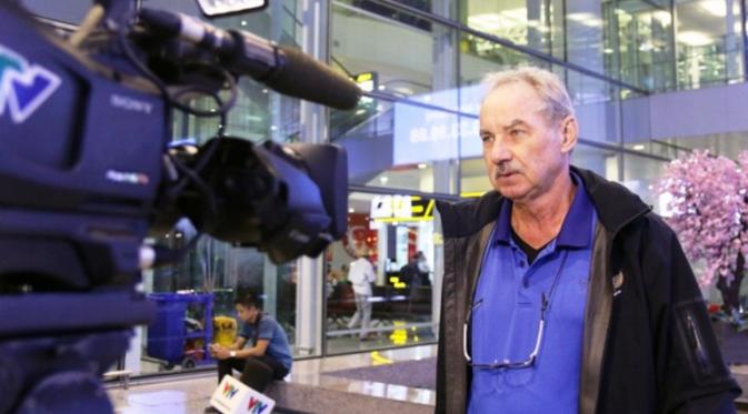 Alfred Riedl melayani wawancara dengan media Vietnam setiba di Bandar Udara Noi Bai, Hanoi, bersama Timnas Indonesia, Sabtu (5/11/2016) malam. (Bola.com/VFF)