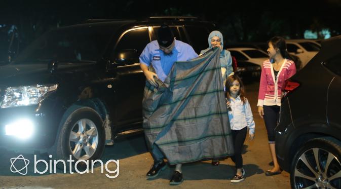 Ahmad Dhani sedang membenarkan sarungnya saat datang melayat ke rumah Anang Hermansyah. Ibunda Ashanty yang juga mertua Anang meninggal dunia. (Adrian Putra/Bintang.com)