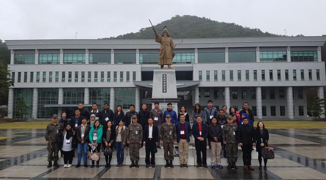 Delegasi ASEAN Media People's Visit to Korea berfoto bersama di depan patung Laksamana Yi Sun-sin di Akademi Angkatan Laut Korea Selatan. (Ministry of Foreign Affairs Republic of Korea)