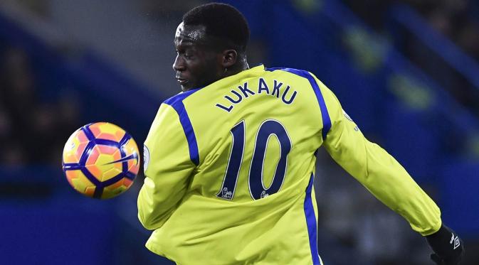 Striker Everton, Romelu Lukaku, berusaha mengontrol bola saat melawan Chelsea pada laga Premier League di Stamford Bridge Stadium, Inggris, Sabtu (5/11/2016). (AFP/Ben Stansall)