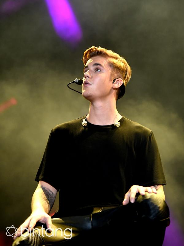 Malam itu Justin yang juga menyanyikan single ‘Sorry’ terlihat berbicara dengan penggemar yang beruntung, Justin menawarkan sebuah hadiah sangat menarik untuk perayaan tahun baru nanti, yaitu menghabiskan waktu bersamanya. (AFP/Bintang.com)