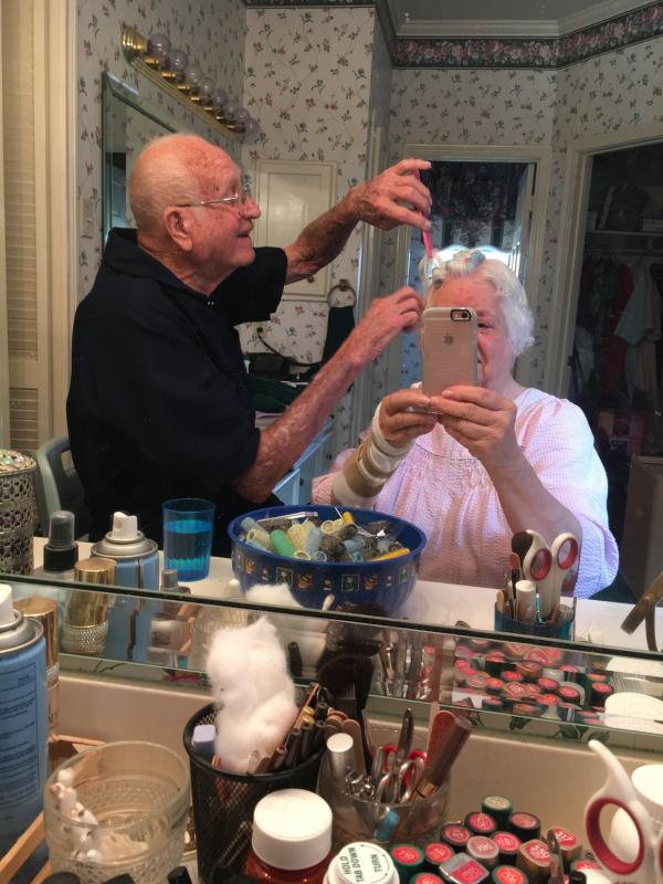 Foto kakek dan neneknya yang viral setelah diunggah Amy ke akun twitter pribadinya. (Foto: twitter.com/IfYouSeek_Amy__)