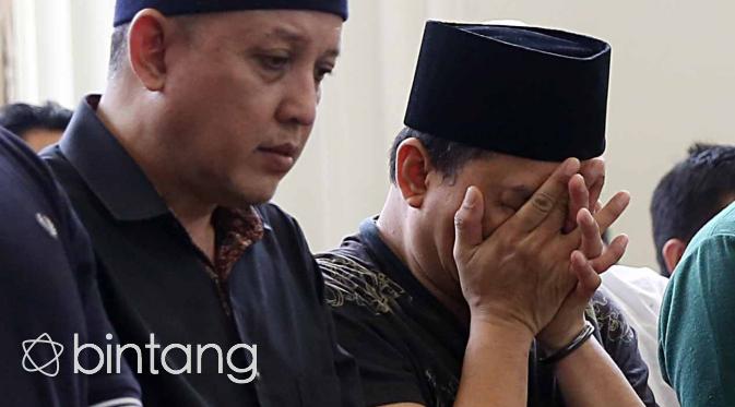 Anang Hermansyah tak kuat menahan kesedihan ata kepergian ibu mertuanya. (Nurwahyunan/bintang.com)