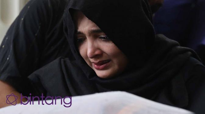 Ashanty menangis pilu di samping jenazah ibunda tercinta. (Nurwahyunan/Bintang.com)