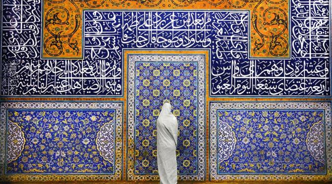 Seorang gadis di Masjid Isfahan, Iran/Pascal Mannaerts