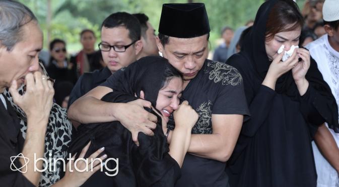 Ashanty menangis tersedu di pelukan Anang Hermansyah saat pemakaman ibunda tercinta. (Galih W. Satria/Bintang.com)