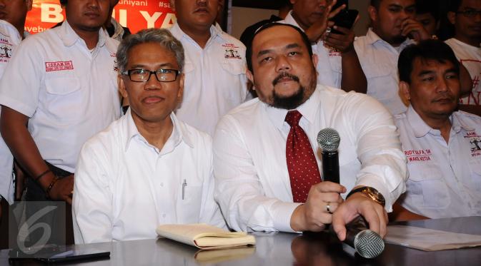 Buni Yani (kiri) bersama tim kuasa hukumnya bersiap memberi klarifikasi terkait potensi menjadi tersangka kasus dugaan pelanggaran UU IT, Jakarta (7/11). Buni Yani beserta kuasa hukumnya menyatakan siap diperiksa. (Liputan6.com/Helmi Fithriansyah) 
