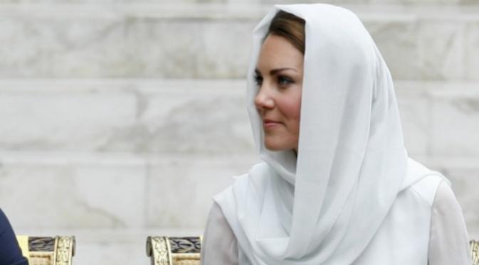 Kate Middleton mengenakan hijab saat mengunjungi masjid Assyakirin di Malaysia (Reuters)