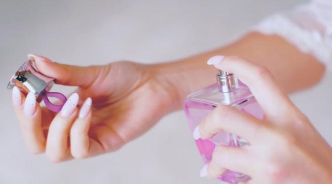 Sering memakai parfum? Simak beberapa kesalahan yang masih sering Anda lakukan saat menyemprotkan parfum.