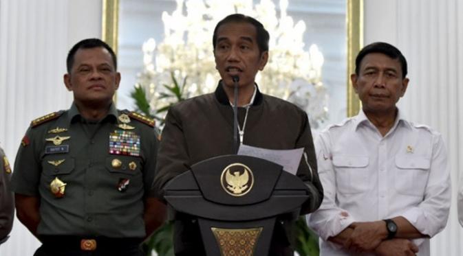 Menjawab rasa penasaran netizen soal merk jaket bomber yang dipakai Jokowi. Apa sih merknya? (via: istimewa)