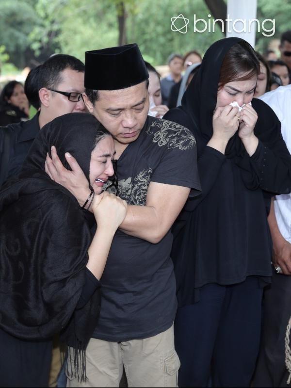 Ashanty menangis di pelukan Anang Hermansyah di depan liang lahat sang ibunda(Galih W. Satria/Bintang.com)