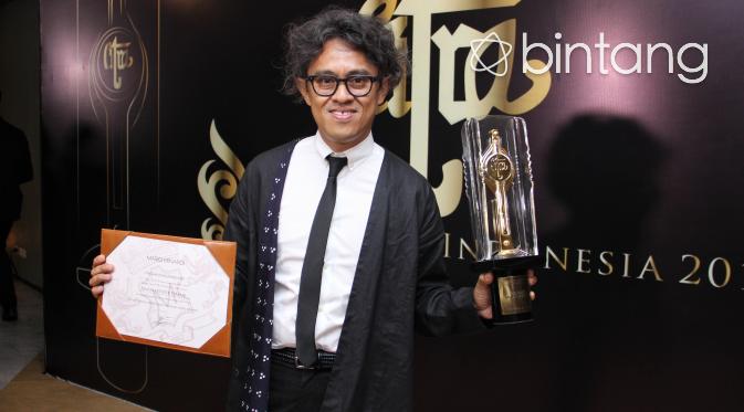 Riri Riza berhasil merebut kemenangan sebagai Sutradara Terbaik di FFI 2016 lewat film Athirah. (Adrian Putra/Bintang.com)