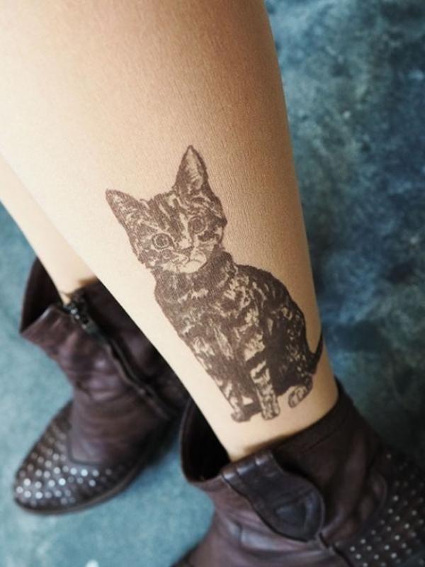 Ingin miliki tato tapi bukan yang permanen, kamu harus coba pakai stocking ini. (via: Boredpanda.com)