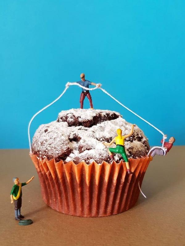 Mendaki cupcake. (Via: boredpanda.com)