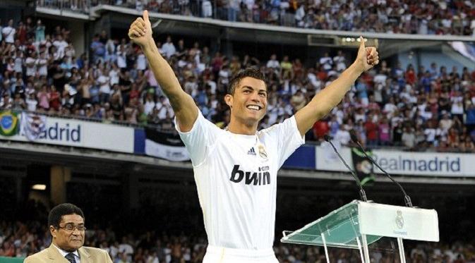 Cristiano Ronaldo saat baru diperkenalkan sebagai pemain Real Madrid. (Daily Mail)