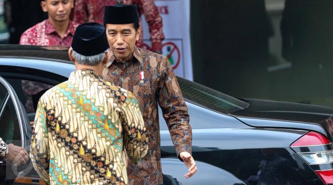 Presiden Joko Widodo tiba di Kantor Pimpinan Pusat Muhammadiyah, Jakarta, Selasa (8/11). Kunjungan Presiden Jokowi ke PP Muhammadiyah ini masih dalam rangka melakukan konsolidasi atau dialog dengan ormas Islam. (Liputan6.com/Faizal Fanani)