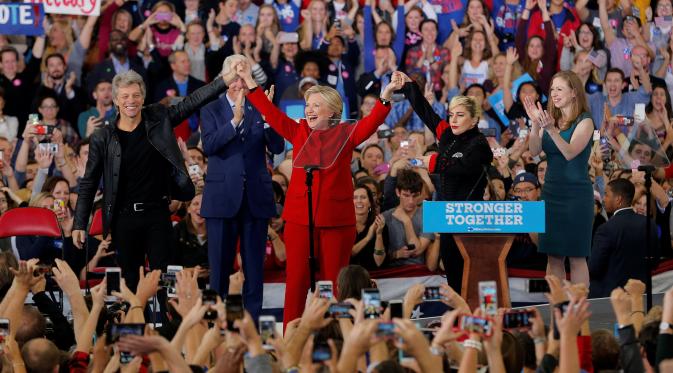 Capres AS dari Partai Demokrat, Hillary Clinton bersama penyanyi Lady Gaga dan Jon Bon Jovi saat kampanye di Releigh, North Carolina, AS (8/11). Pilpres AS 2016 diadakan pada 8 November 2016 dan menjadi pilpres empat tahunan ke-58. (REUTERS/Chris Keane)