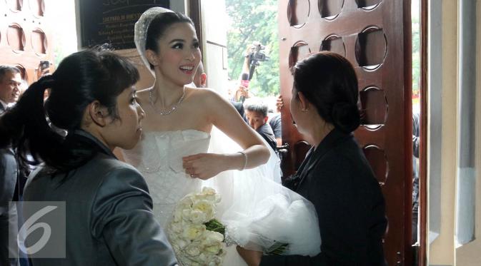 Kebahagiaan terpancar di wajah Sandra Dewi menjelang pernikahannya dengan Harvey Moeis. (Herman Zakharia/Liputan6.com)