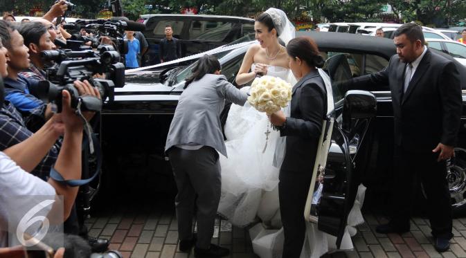 Sandra Dewi melemparkan senyum bahagia kepada wartawan menjelang pernikahannya dengan Harvey Moeis di Gereja Katedral, Jakarta, Selasa (8/11/2016). (Herman Zakharia/Liputan6.com)