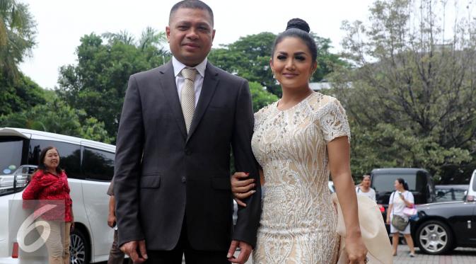 Krisdayanti dan Raul Lemos menghadiri acara pernikahan Sandra Dewi dan Harvey Moeis di Gereja Katedral, Jakarta, Selasa (8/11/2016). (Foto: Herman Zakharia/Liputan6.com)