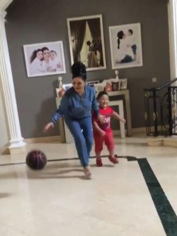 Krisdayanti dan purranya, Kellen, tengah bermain bola basket. (Instagram - @kellen.12)