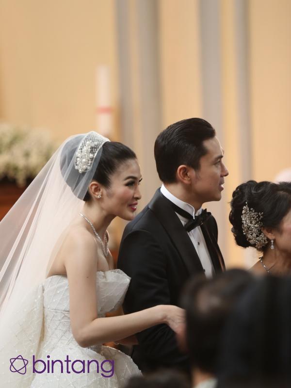 Usai menikah, Dewi Sandra dan Harvey Moeis menerima ucapan selamat dari para tamu undangan. (Nurwahyunan/Bintang.com)