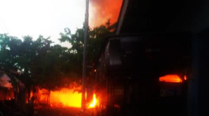   Kebakaran melanda Pasar Baru Porong, Sidoarjo, Jawa Timur, Selasa (8/11/2016). (Twitter/‏@semetonnews)