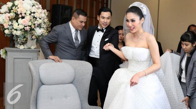 Sandra Dewi dan Harvey Moeis begitu bahagia saat memberikan keterangan pers kepada wartawan tentang pernikahannya yang berlangsung di Gereja Katedral, Selasa (8/11/2016). (Herman Zakharia/Liputan6.com)