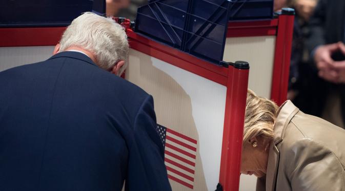 Calon Presiden AS dari Partai Demokrat, Hillary Clinton mengikuti Pilpres AS di Chappaqua, New York, AS, Selasa (8/11). Hillary bersaing dengan Donald Trump untuk menduduki kursi orang nomor 1 di AS. (AFP PHOTO / Brendan Smialowski)