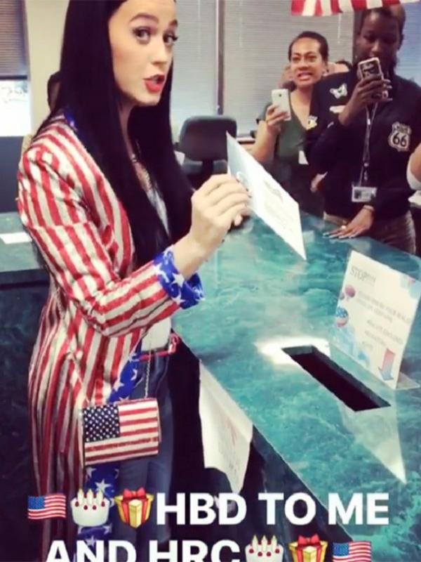 Penampilan Katy Perry di hari pemilihan Presiden Amerika Serikat. (via. Hollywoodlife)
