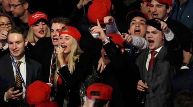 Para pendukung capres dari Partai Republik Donald Trump bergembira saat menyaksikan hasil perhitungan suara Pilpres AS 2016 di Manhattan, New York, AS, (8/11). (REUTERS/Mike Segar)