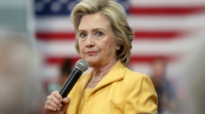 Penampilan Hillary Clinton dalam balutan blazer. Sumber : Washington Times.