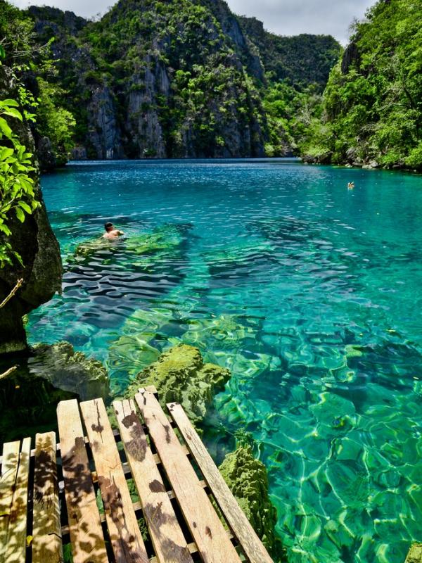 Danau Kayangan, Pulau Coron, Filipina. (wellwornroad.com)