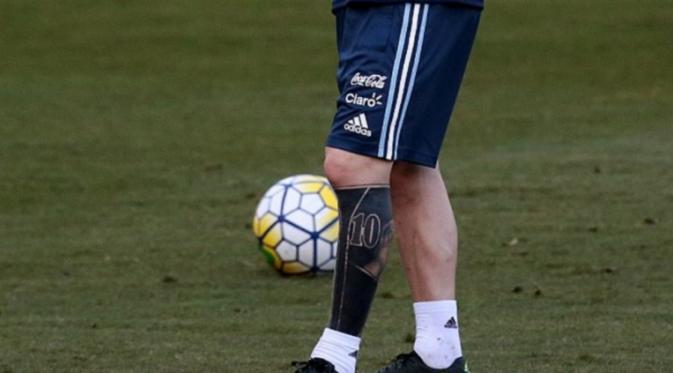 Lionel Messi memamerkan tato barunya menjelang partai melawan Brasil pada kualifikasi Piala Dunia 2018. (Daily Mail)