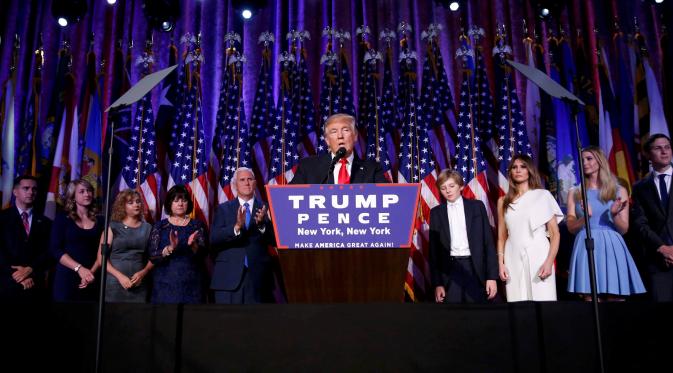 Presiden ke-45 AS Donald Trump didampingi keluarga menyampaikan pidato kemenangan di hadapan para pendukungnya di Manhattan, New York Rabu (9/11). Trump unggul cukup jauh atas pesaingnya dari Partai Demokrat, Hillary Clinton. (REUTERS/Brendan McDermid)