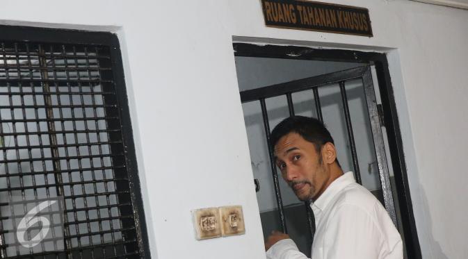 Restu Sinaga memasuki ruang tahanan khusus di Pengadilan Jakarta Selatan, Rabu (9/11). Sidang Restu Sinaga dengan agenda tuntutan jaksa penuntut umum ditunda sampai minggu depan. (Liputan6.com/Herman Zakharia)