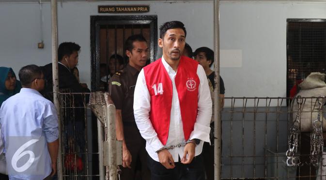 Restu Sinaga saat berada di Pengadilan Jakarta Selatan, Rabu (9/11). Sidang Restu Sinaga dengan agenda tuntutan jaksa penuntut umum ditunda sampai minggu depan. (Liputan6.com/Herman Zakharia)