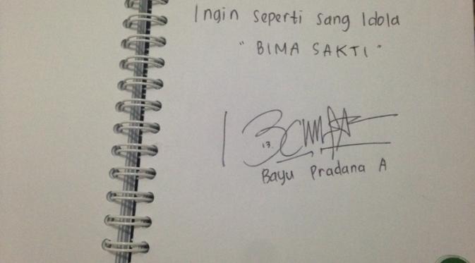 Mimpi Bayu Pradana untuk menjadi seperti sang idola, Bima Sakti, tertuang dalam secarik kertas. (Bola.com/Benediktus Gerendo Pradigdo)