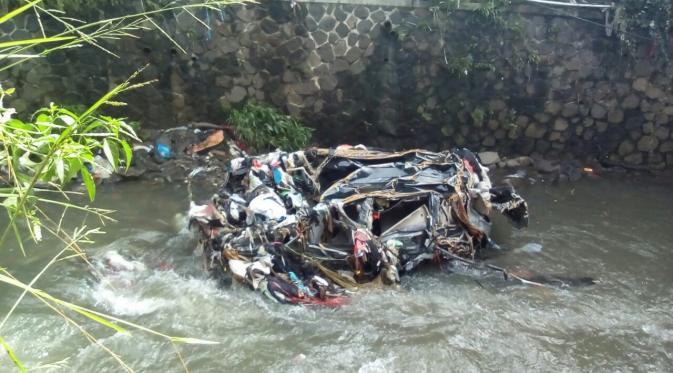 Kondisi kerusakan mobil yang raib saat banjir bandang Bandung jilid II mencapai 90 persen. (dok. Dinas Pencegahan dan Penanggulangan Kebakaran Kota Bandung)
