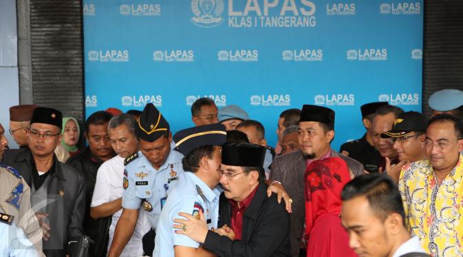 Terpidana kasus pembunuhan, Antasari Azhar memeluk Kalapas Kelas 1 Kota Tangerang Arpan ketika keluar bebas dari dalam penjara, Kamis (10/11). Mantan Ketua KPK itu bebas bersyarat setelah mendekam selama 7 tahun 6 bulan. (Liputan6.com/Fery Pradolo)
