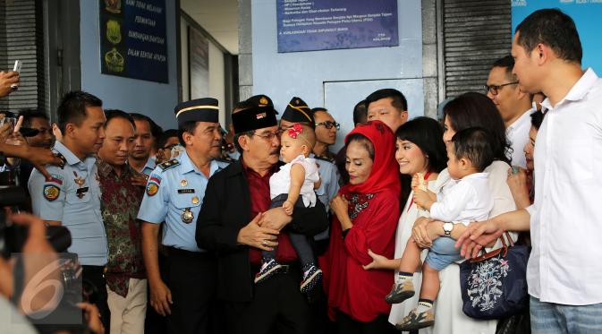 Terpidana kasus pembunuhan, Antasari Azhar mencium sang cucu ketika keluar bebas dari dalam penjara di Lapas Kelas 1 Tangerang, Banten (10/11). Antasari Azhar divonis 18 tahun penjara dalam kasus pembunuhan Nasruddin Zulkarnaen (Liputan6.com/Fery Pradolo)