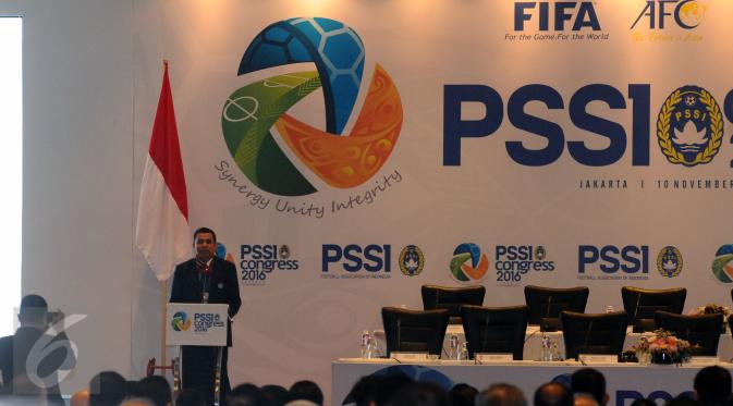 Plt Ketua Umum PSSI, Hinca Panjaitan beri sambutan jelang membuka Kongres Biasa PSSI 2016 di Jakarta, Kamis (10/11). Kongres untuk memilih Ketua dan Wakil Ketua serta Anggota Komite Eksekutif PSSI PSSI periode 2016-2020. (Liputan6.com/Helmi Fithriansyah)