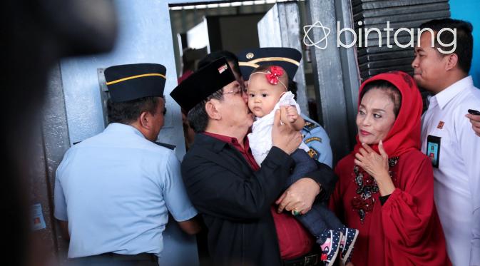 Istri, anak, cucu dan mantu terlihat menyambut Antasari yang dinyatakan bebas dari balik jeruji besi. Tidak hanya keluarga, tapi juga ratusan orang menyambutnya. (Adrian Putra/Bintang.com)